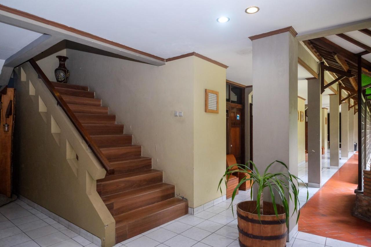 Urbanview Hotel Syariah Wisnugraha By Reddoorz Yogyakarta Exterior photo