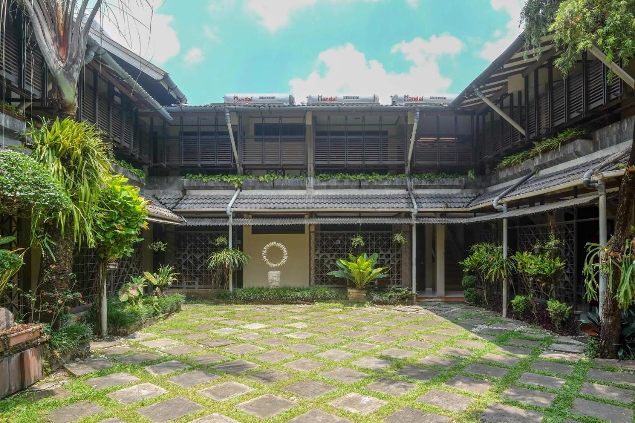 Urbanview Hotel Syariah Wisnugraha By Reddoorz Yogyakarta Exterior photo